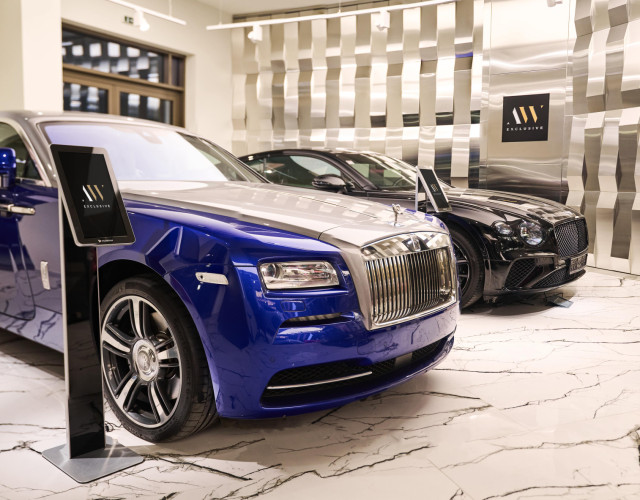 lls-Royce i Bentley automobili u AW salonu u Begradu na vodi