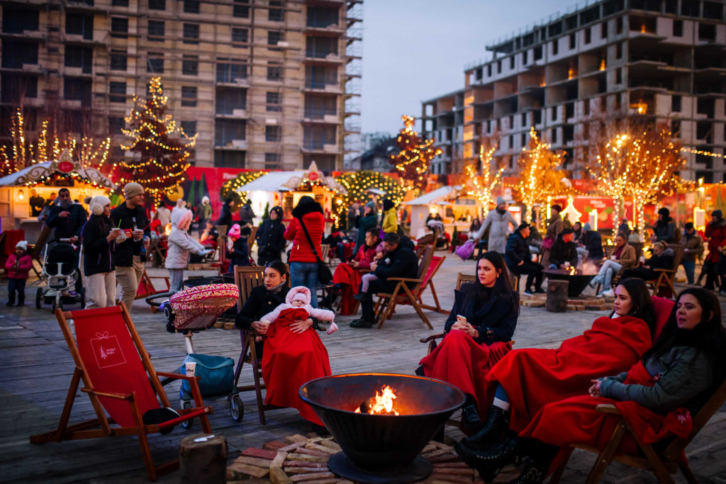 Posetioci Zimske bajke okupljeni oko fire pit-ova